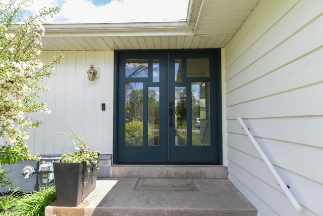 10232 Greenview DRIVE, Mequon, WI 53092