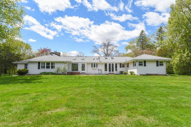10232 Greenview DRIVE, Mequon, WI 53092