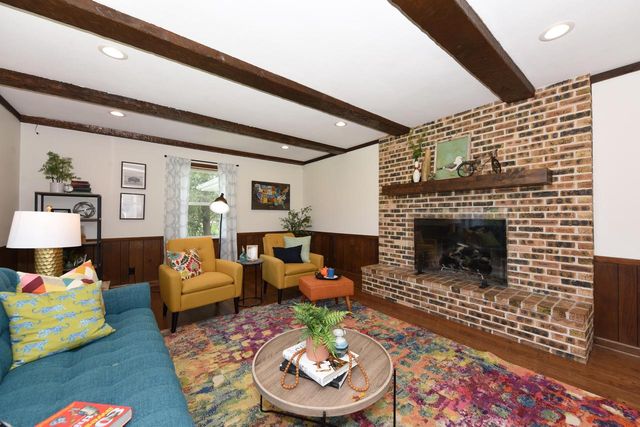 10232 Greenview DRIVE, Mequon, WI 53092