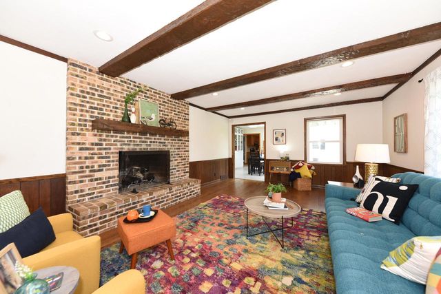 10232 Greenview DRIVE, Mequon, WI 53092