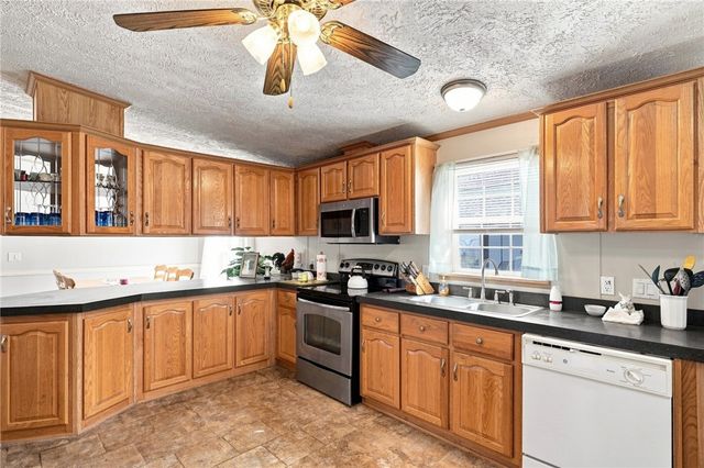 40 Blackbird Court, Tiverton, RI 02878