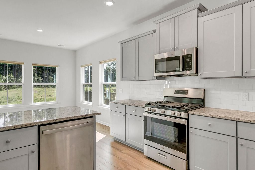 Image 11 of property listing at 991 Arrowwood Way, Summerville, SC 29485