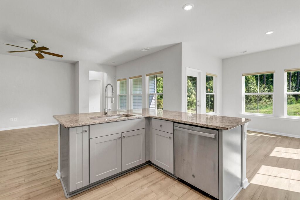 Image 14 of property listing at 991 Arrowwood Way, Summerville, SC 29485