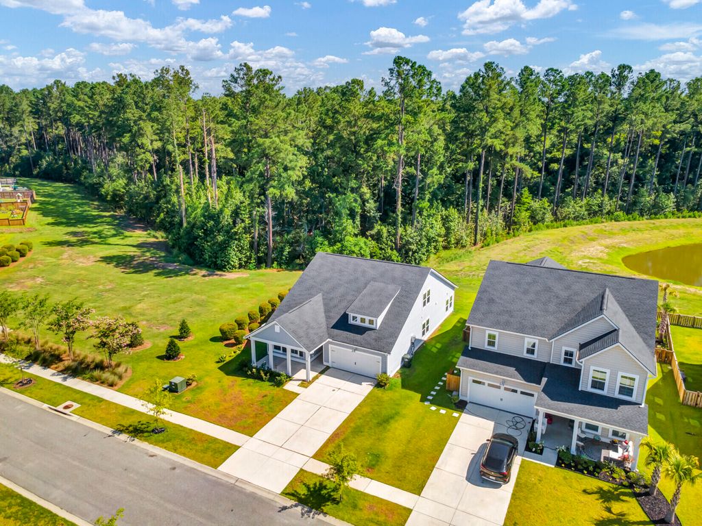 Image 2 of property listing at 991 Arrowwood Way, Summerville, SC 29485