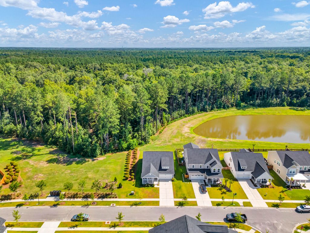 Image 3 of property listing at 991 Arrowwood Way, Summerville, SC 29485