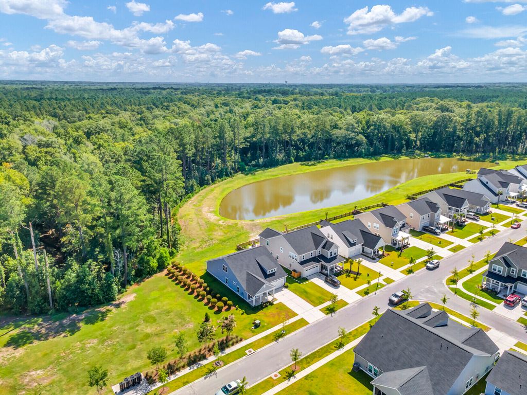 Image 4 of property listing at 991 Arrowwood Way, Summerville, SC 29485