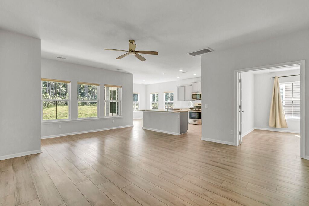 Image 7 of property listing at 991 Arrowwood Way, Summerville, SC 29485