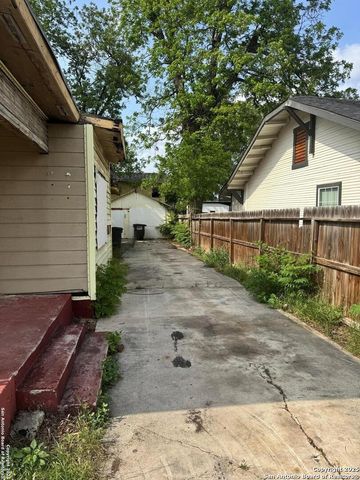 2243 E Houston, San Antonio, TX 78202
