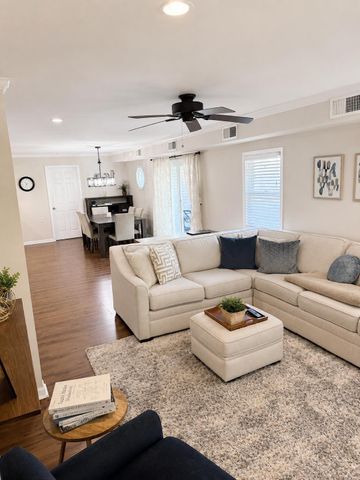 30 HOLLOW RD, Levittown, PA 19056