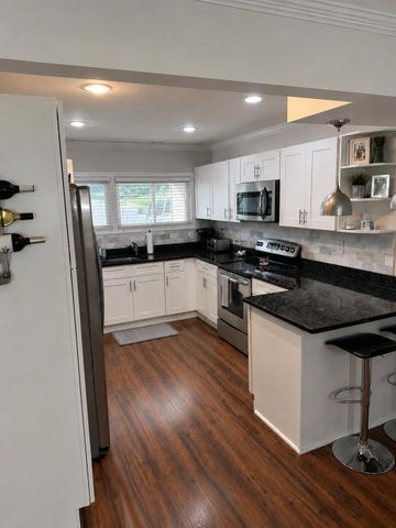 30 HOLLOW RD, Levittown, PA 19056