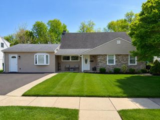 30 HOLLOW RD, Levittown, PA 19056