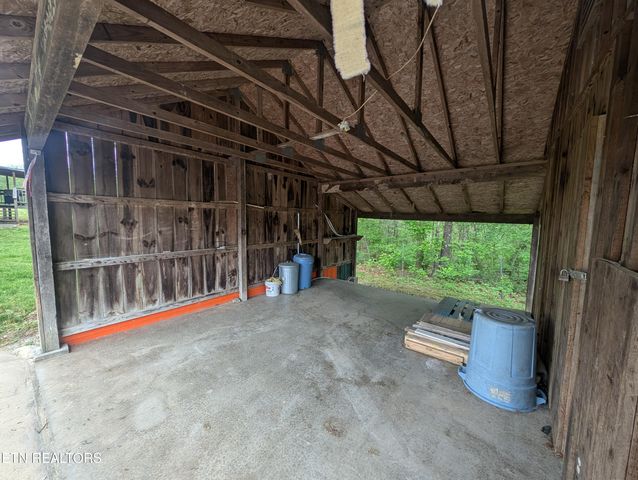 2546 Peavine Rd, Crossville, TN 38571