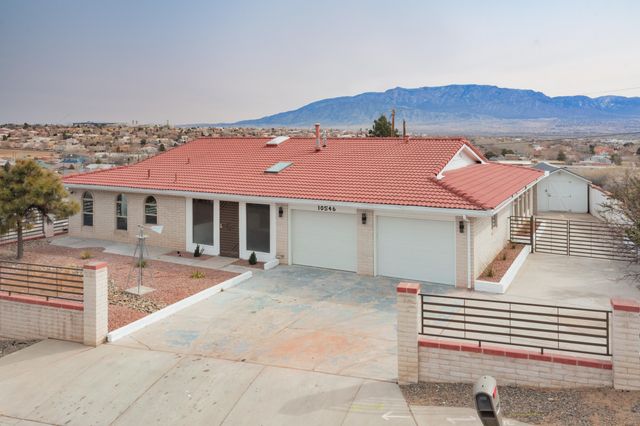 10546 REDBUD Street NW, Albuquerque, NM 87114