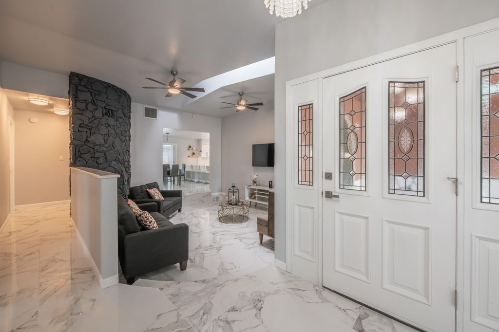 Image 10 of property listing at 10546 REDBUD Street NW, Albuquerque, NM 87114