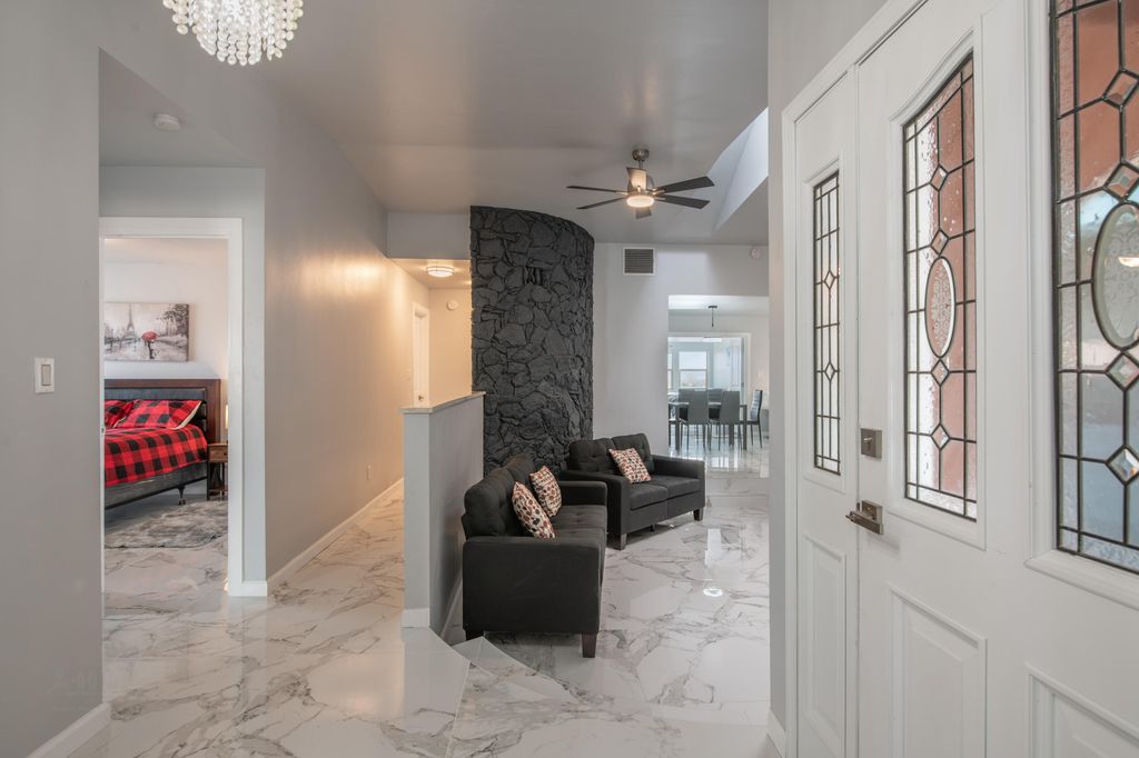 Image 11 of property listing at 10546 REDBUD Street NW, Albuquerque, NM 87114