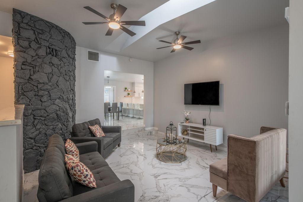 Image 12 of property listing at 10546 REDBUD Street NW, Albuquerque, NM 87114