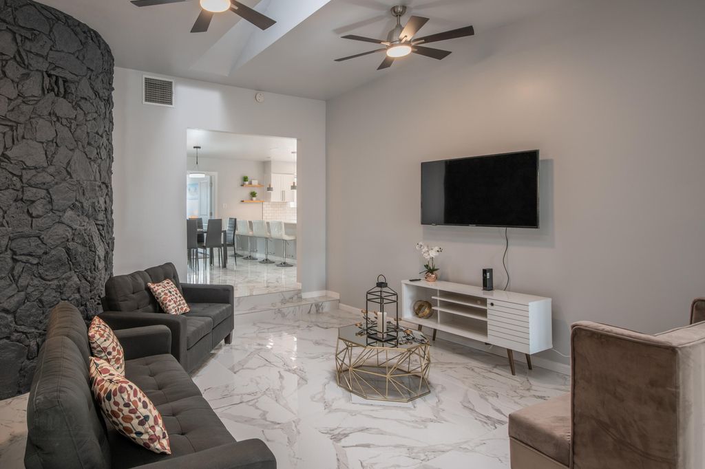 Image 13 of property listing at 10546 REDBUD Street NW, Albuquerque, NM 87114