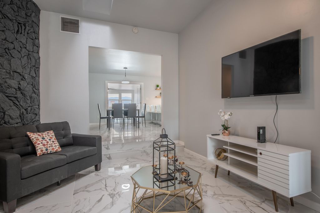 Image 14 of property listing at 10546 REDBUD Street NW, Albuquerque, NM 87114