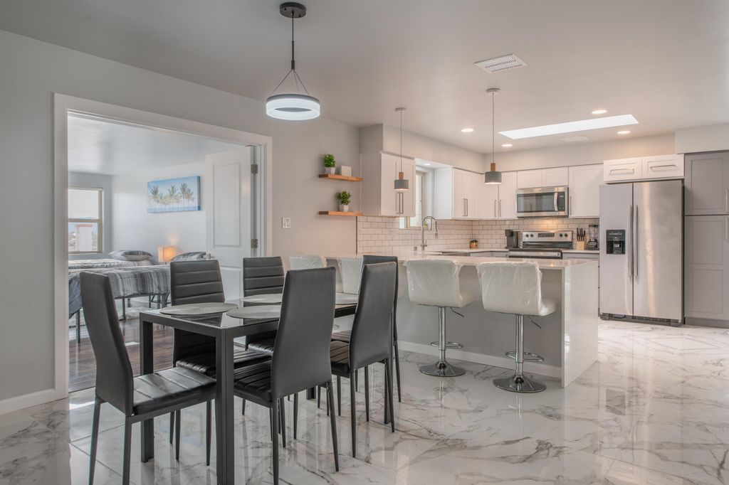 Image 16 of property listing at 10546 REDBUD Street NW, Albuquerque, NM 87114