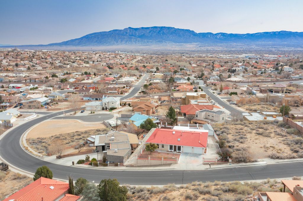 Image 2 of property listing at 10546 REDBUD Street NW, Albuquerque, NM 87114