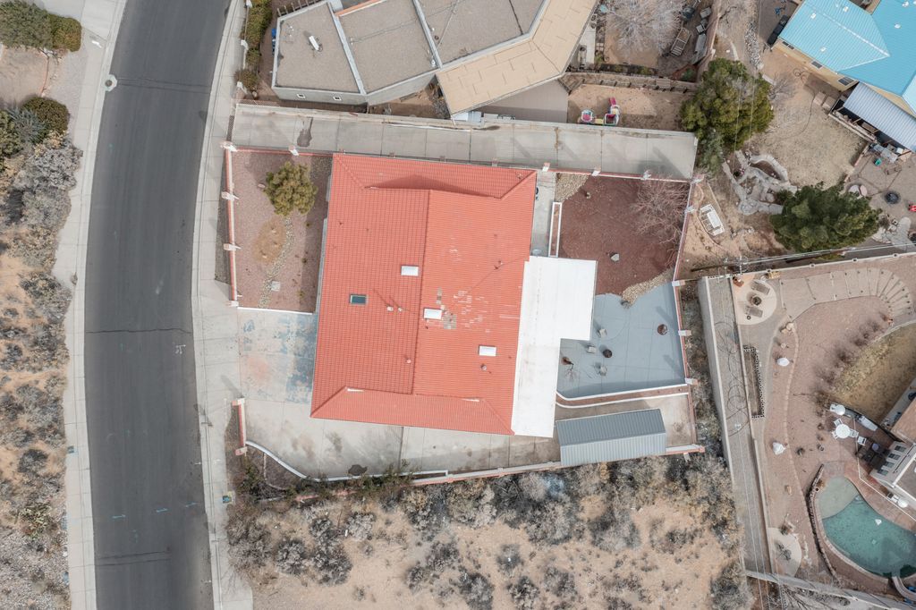 Image 4 of property listing at 10546 REDBUD Street NW, Albuquerque, NM 87114