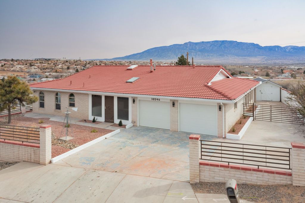 Image 5 of property listing at 10546 REDBUD Street NW, Albuquerque, NM 87114