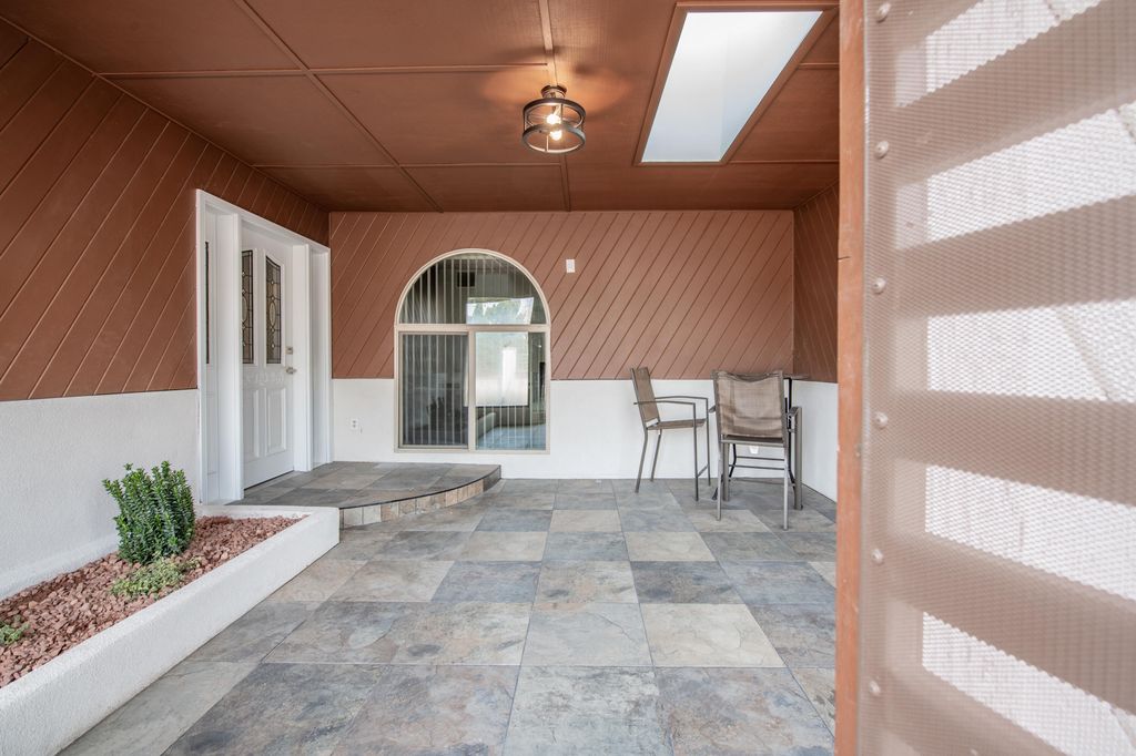 Image 6 of property listing at 10546 REDBUD Street NW, Albuquerque, NM 87114