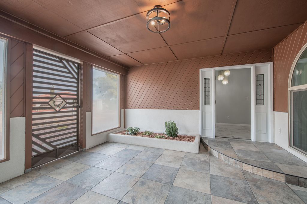 Image 7 of property listing at 10546 REDBUD Street NW, Albuquerque, NM 87114