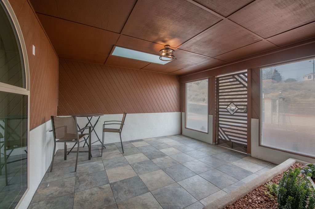 Image 8 of property listing at 10546 REDBUD Street NW, Albuquerque, NM 87114