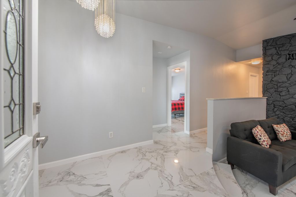 Image 9 of property listing at 10546 REDBUD Street NW, Albuquerque, NM 87114