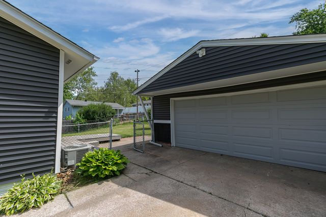 8217 8th Street W, Rock Island, IL 61201