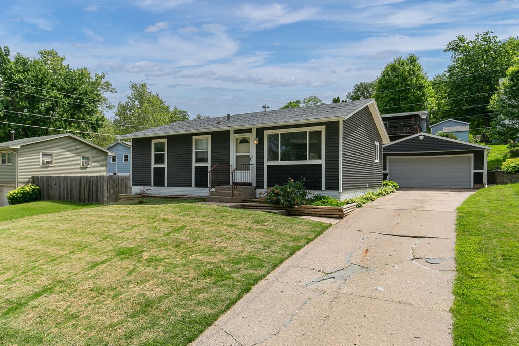 8217 8th Street W, Rock Island, IL 61201