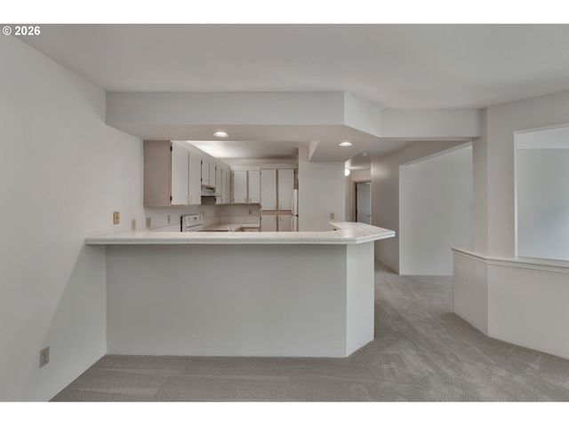 5054 FOOTHILLS Dr B, Lake Oswego, OR 97034