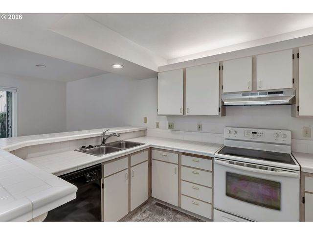 5054 FOOTHILLS Dr B, Lake Oswego, OR 97034