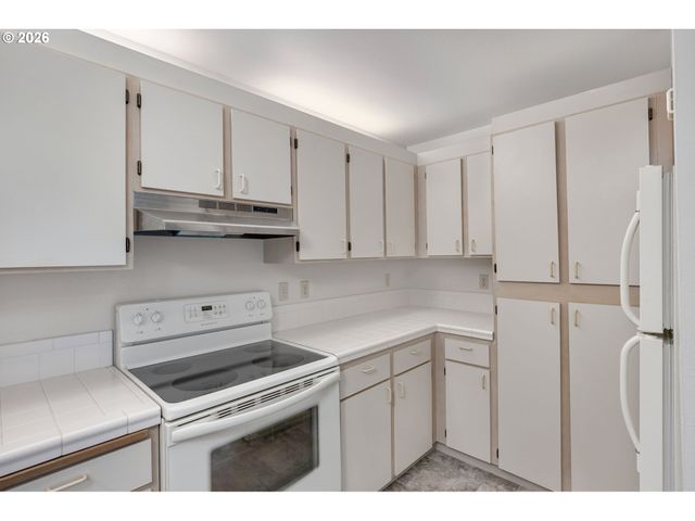 5054 FOOTHILLS Dr B, Lake Oswego, OR 97034