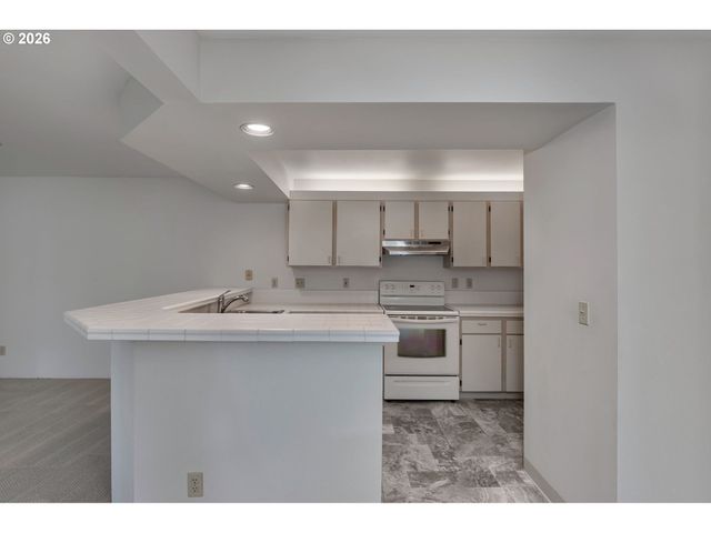 5054 FOOTHILLS Dr B, Lake Oswego, OR 97034