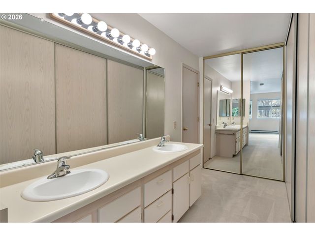 5054 FOOTHILLS Dr B, Lake Oswego, OR 97034