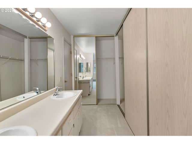 5054 FOOTHILLS Dr B, Lake Oswego, OR 97034