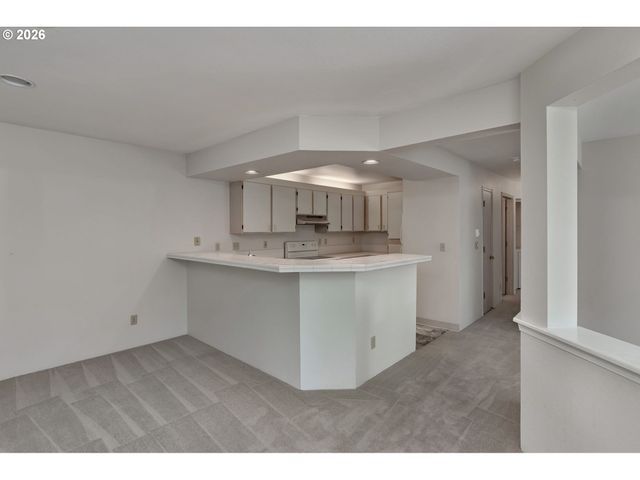 5054 FOOTHILLS Dr B, Lake Oswego, OR 97034