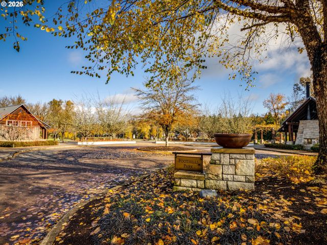 5054 FOOTHILLS Dr B, Lake Oswego, OR 97034