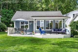 5286 Edgelake Drive, Hamburg Township, MI 48169