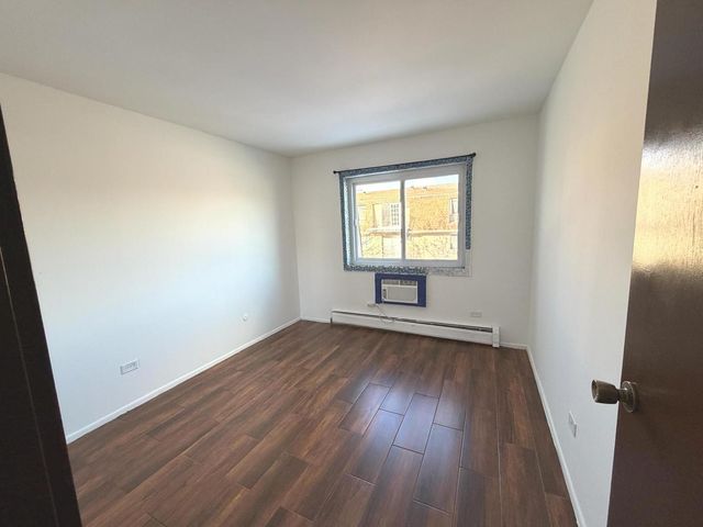 256 Shorewood Drive 2C, Glendale Heights, IL 60139