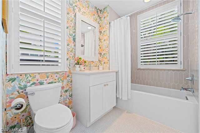 142 Colonade CIR 701, Naples, FL 34103