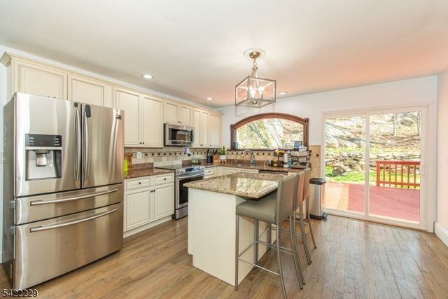 5 Bear Pond Trl, Hopatcong Boro, NJ 07821