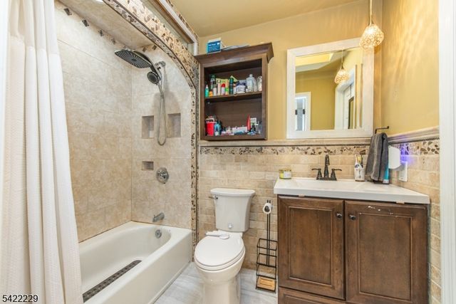 5 Bear Pond Trl, Hopatcong Boro, NJ 07821