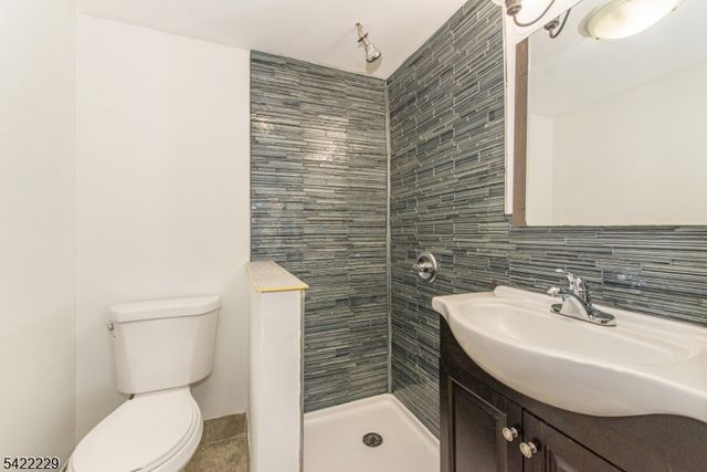 5 Bear Pond Trl, Hopatcong Boro, NJ 07821