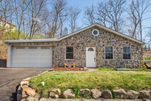 5 Bear Pond Trl, Hopatcong Boro, NJ 07821