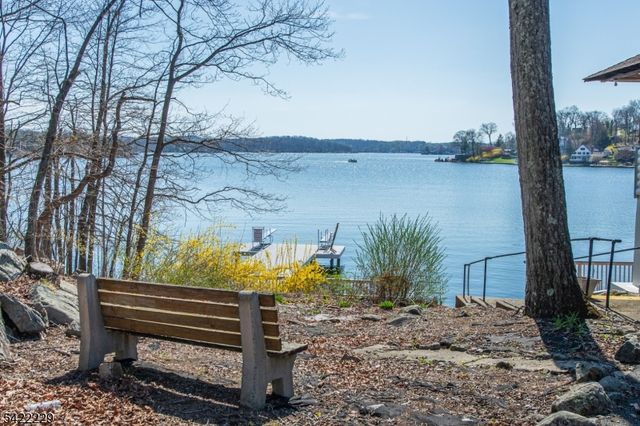 5 Bear Pond Trl, Hopatcong Boro, NJ 07821