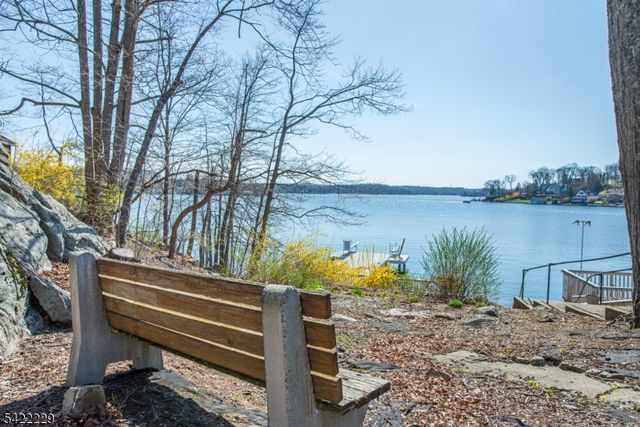 5 Bear Pond Trl, Hopatcong Boro, NJ 07821