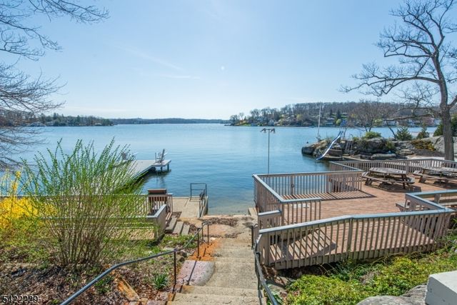 5 Bear Pond Trl, Hopatcong Boro, NJ 07821